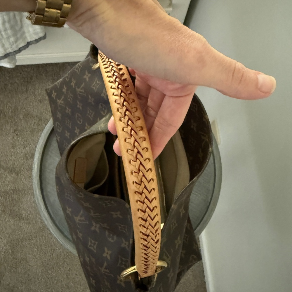 Louis Vuitton Artsy MM Monogram Hobo Bag ✨ - Picture 10 of 16